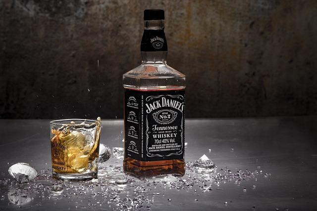 Jack Daniels a lepek: Co musíte vědět před pitím