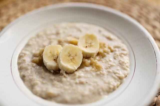 Zdravá snídaně kaše s jablkem a goji: Superfood na ráno