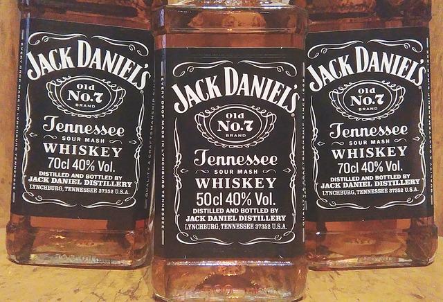 Jack Daniels a lepek: Co musíte vědět před pitím