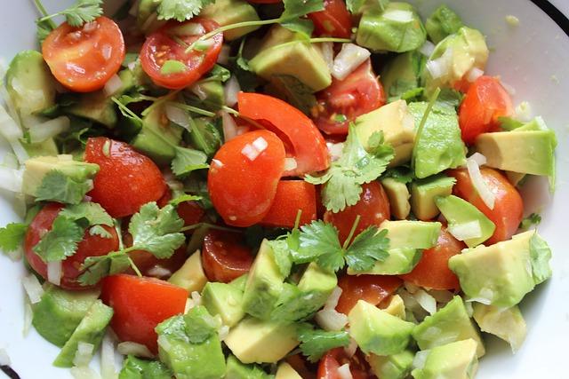 Guacamole s Pečenými Tortilla Chips: Mexická Párty Snack!